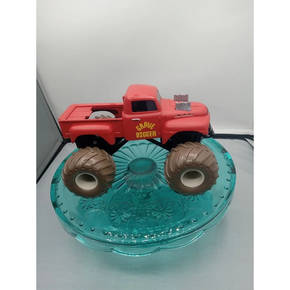 Spin Master Monster Jam Red Retro Grave Digger Pickup Truck 1:64
